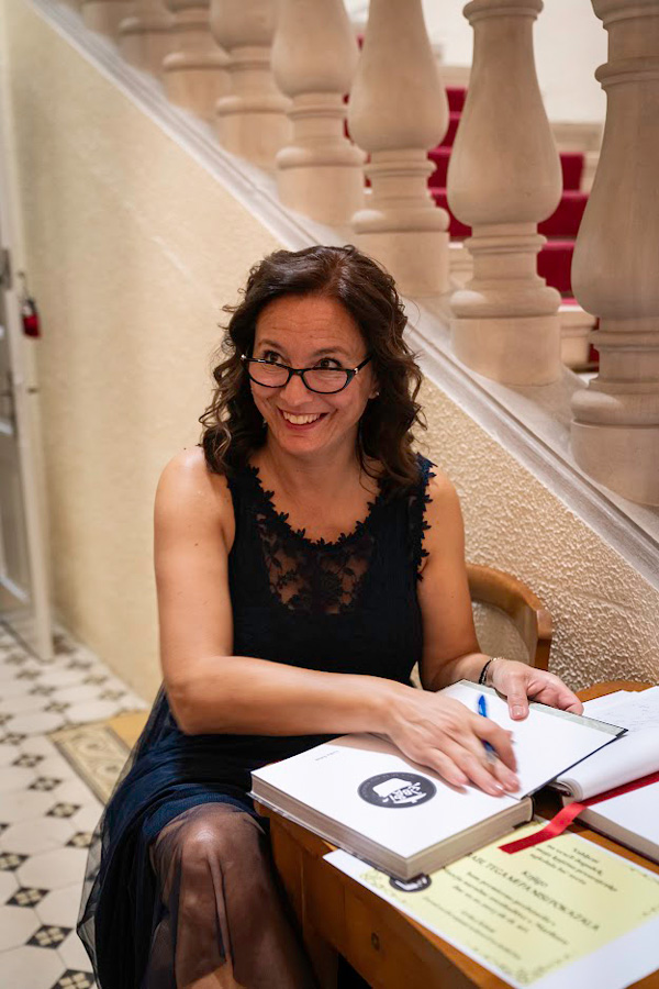 Urška ob podpisovanju knjige
